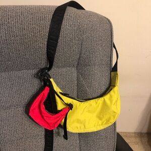 BAGGU SMALL CRESCENT BAG LEMONGRASS WITH CRESCENT BAG CHARM CANDY APPLE